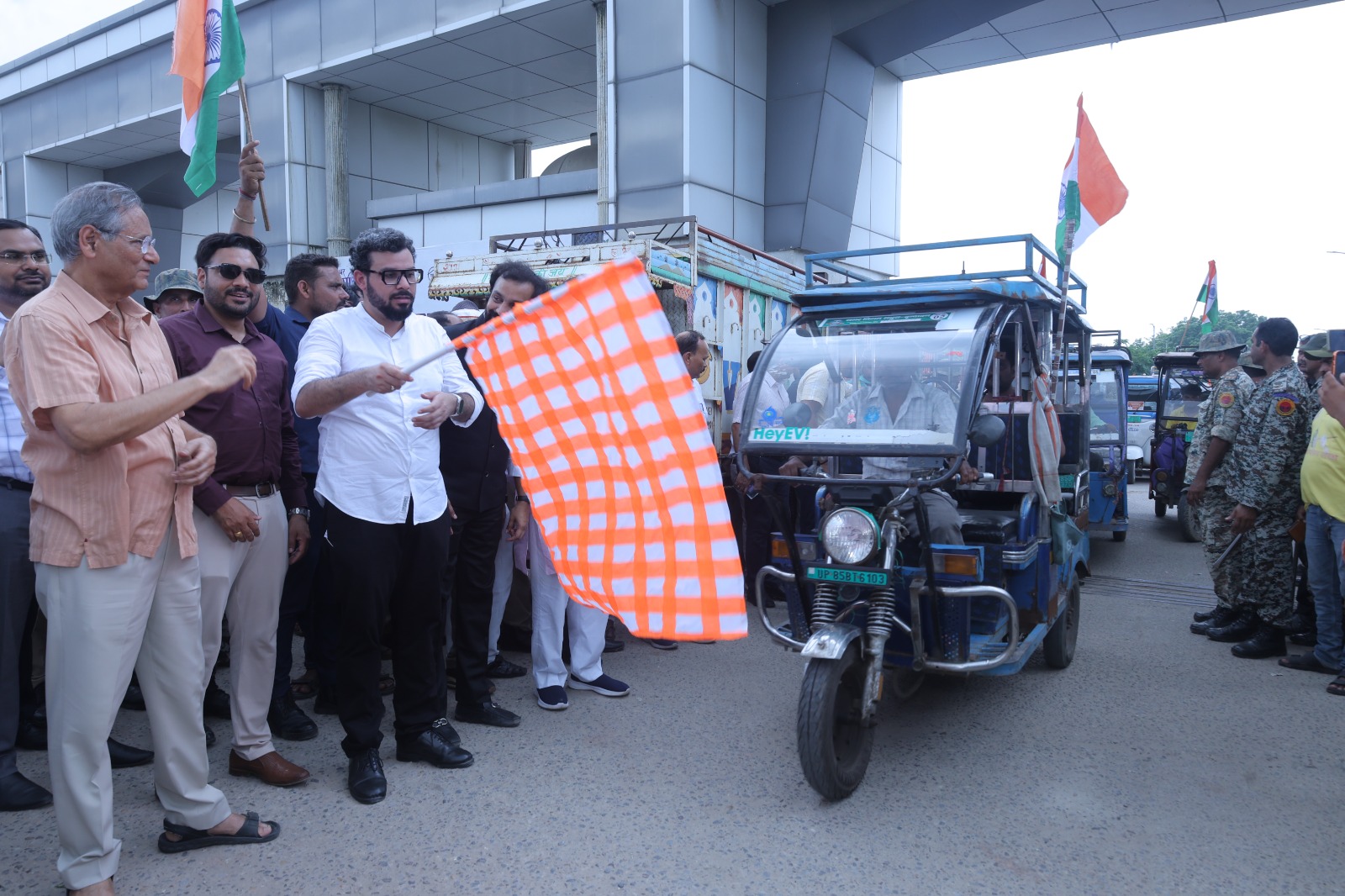 हम सबने यह ठाना है, ब्रज को स्वच्छ बनाना है’ के संकल्प के साथ निकली तिरंगा रैली