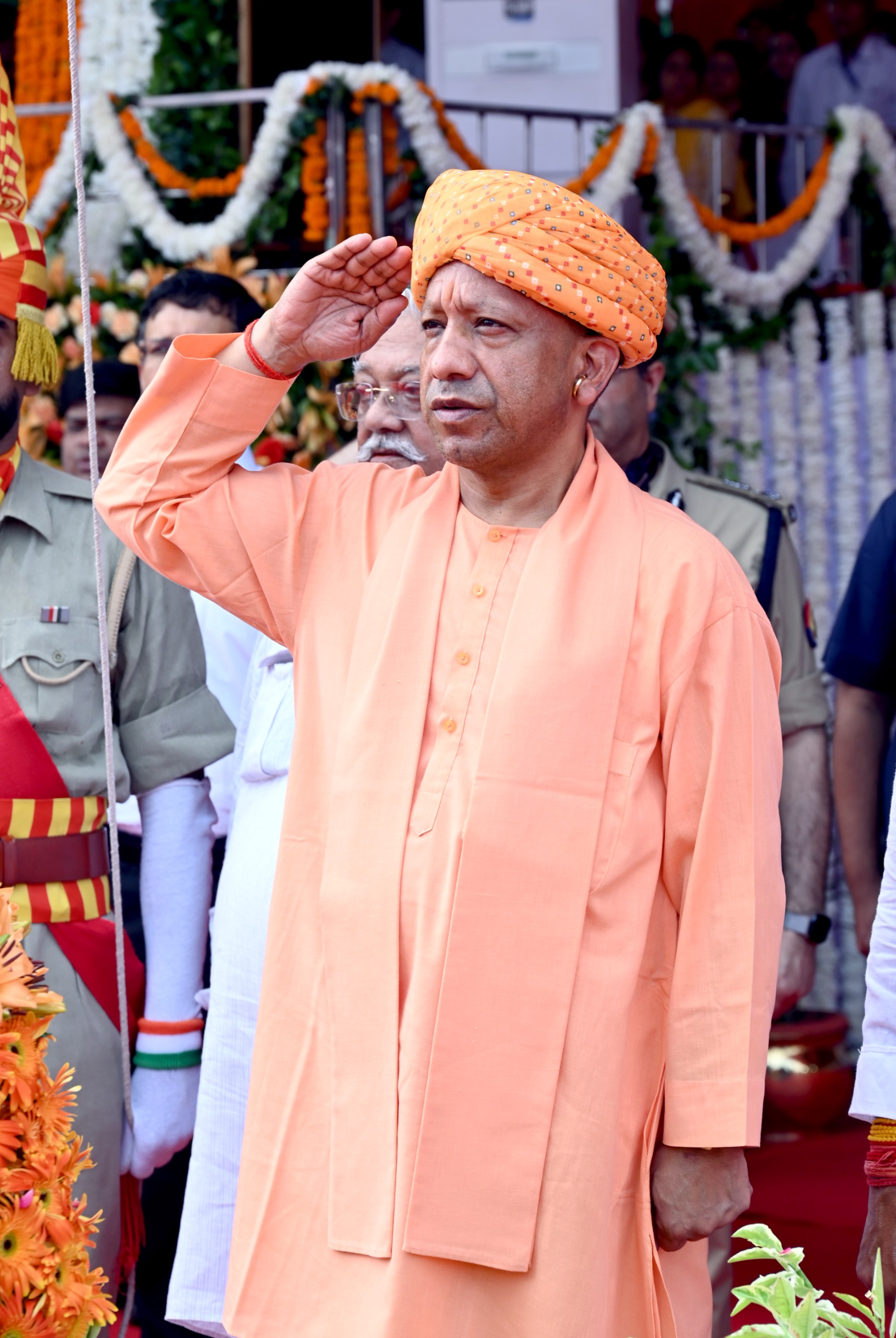 विधानभवन के सामने वंदे मातरम की गूंज से शुरू हुआ समारोह, सीएम योगी ने फहराया तिरंगा