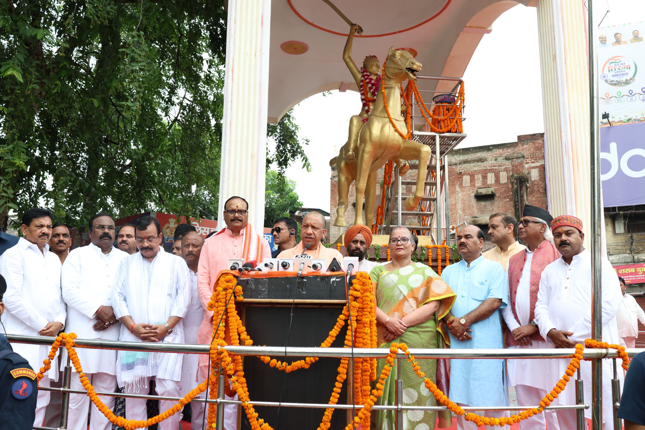 सीएम योगी आदित्यनाथ ने वीरांगना रानी अवंती बाई लोधी की 196वीं जयंती पर उनकी प्रतिमा को अर्पित की पुष्पांजलि
