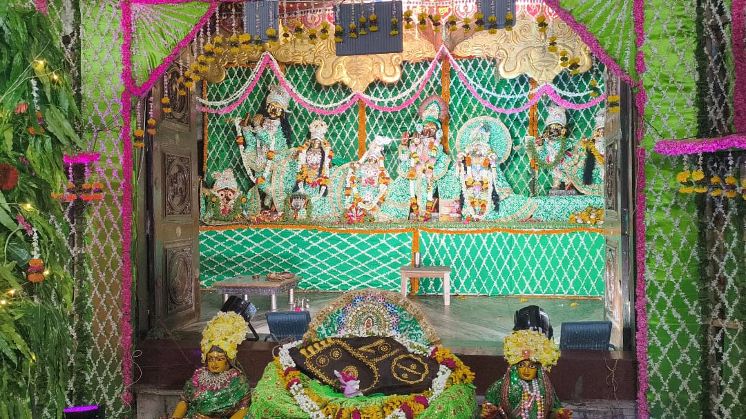 राधा दामोदर मंदिर में धूमधाम से मनाया झूलन महोत्सव