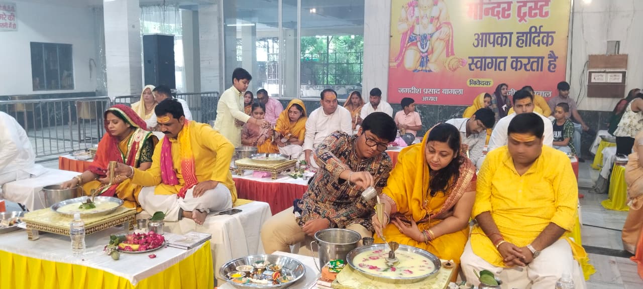 आगरा नरेश श्याम भक्त सेवा समिति द्वारा प्रथम  महारुद्राभिषेक में उमड़ी शिवभक्तों की आस्था, 51 दंपतियों ने किया 51 शिवलिंग का रुद्राभिषेक