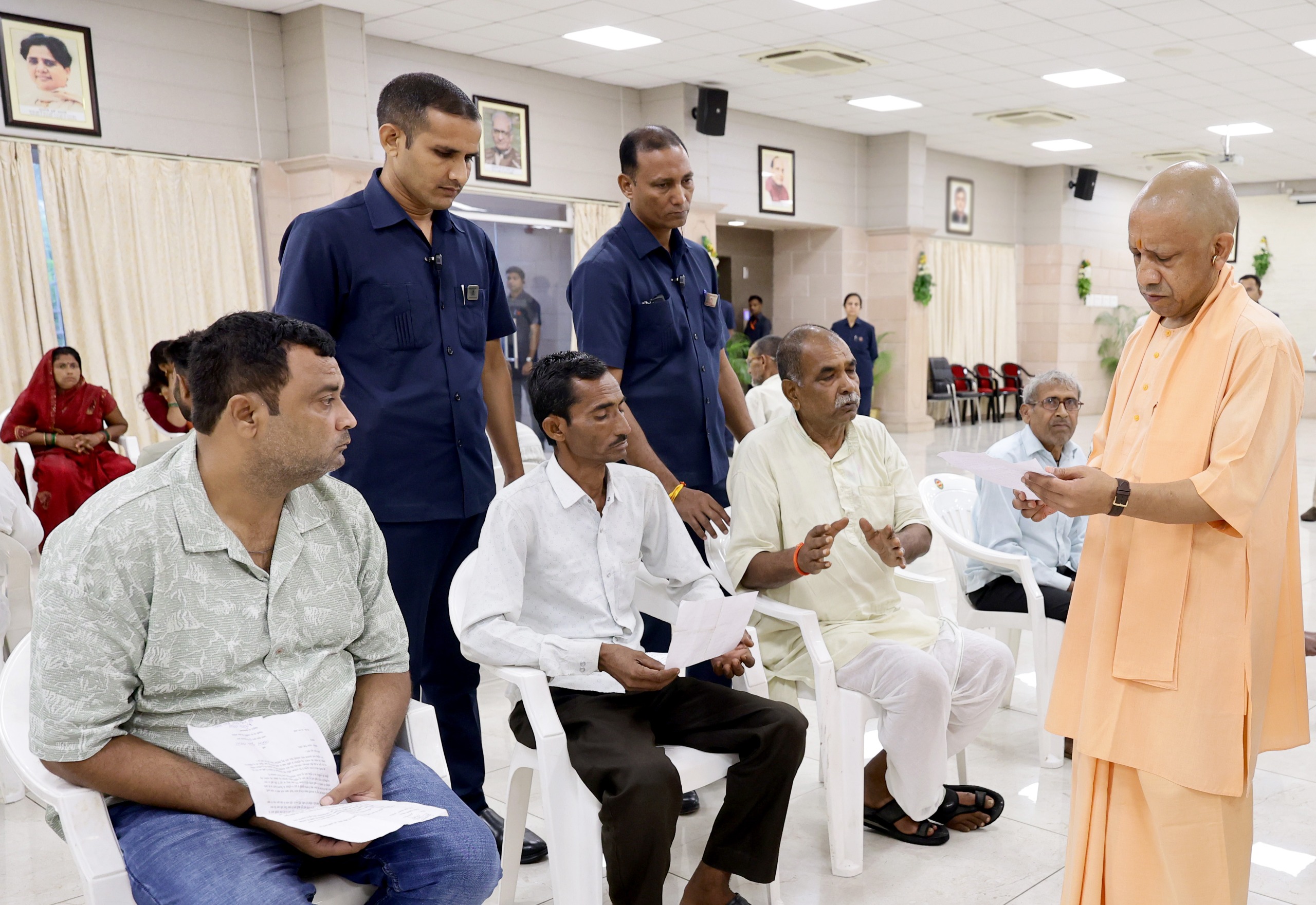 ‘कहां से आए हैं, क्या परेशानी है’ के अपनत्व भाव से सीएम योगी ने हर पीड़ित की पूछी समस्या