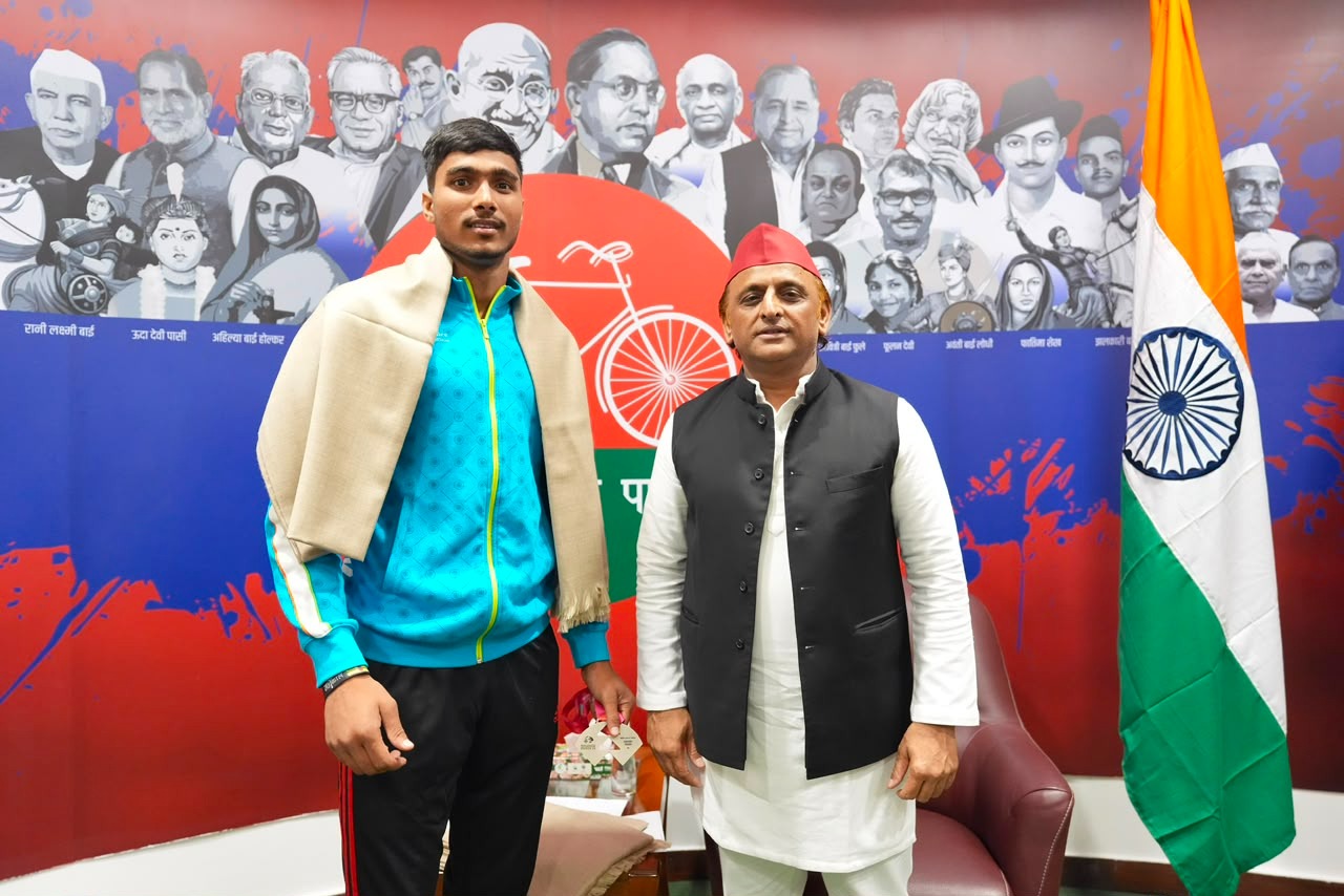 अखिलेश यादव ने एथलेटिक्स में सिल्वर पदक जीतने वाले आशीष यादव से की भेंट