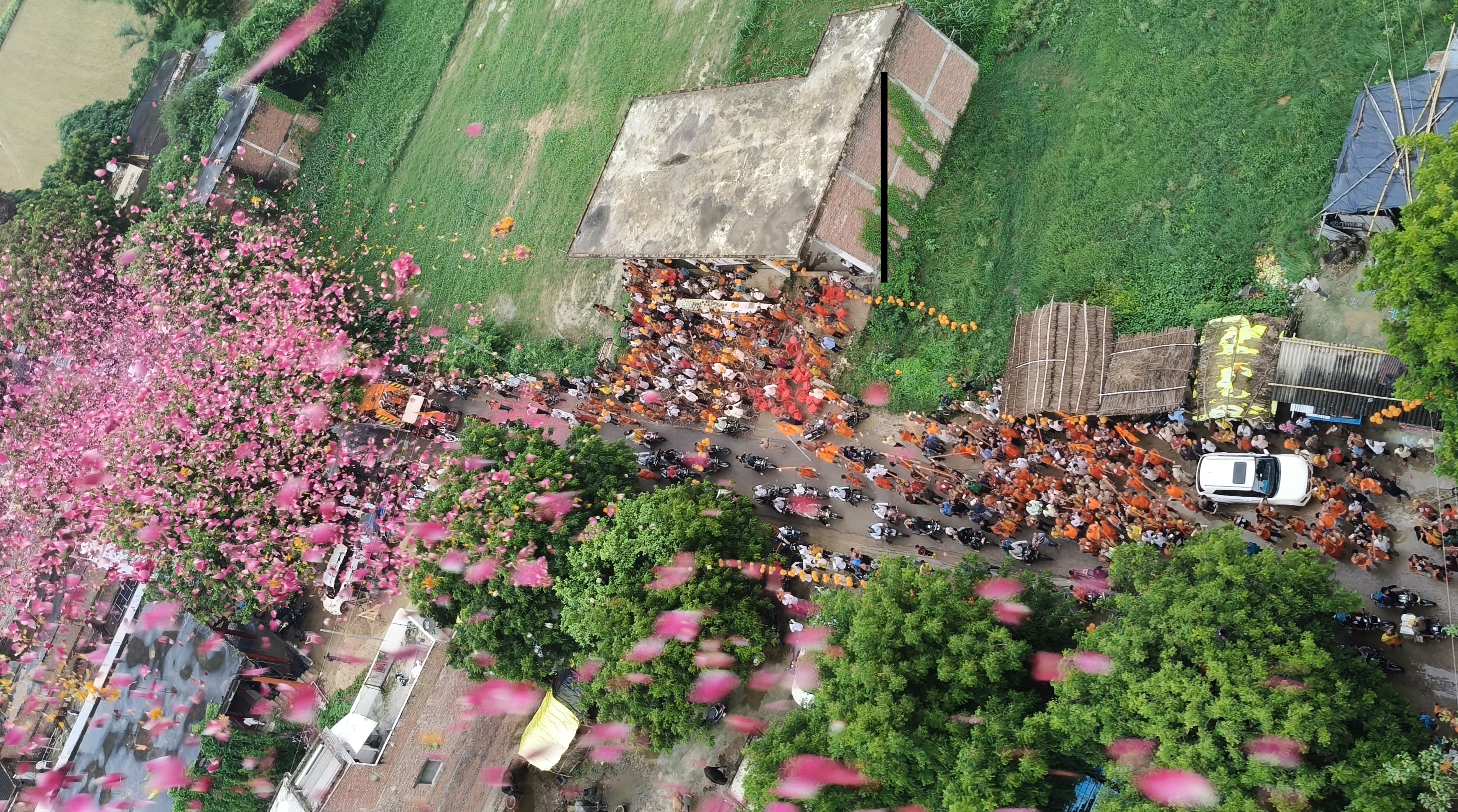 बाराबंकी में भी श्रद्धालुओं का आकाश से पुष्पवर्षा कर अभिनंदन, प्रमुख शिवधामों में भारी भीड़