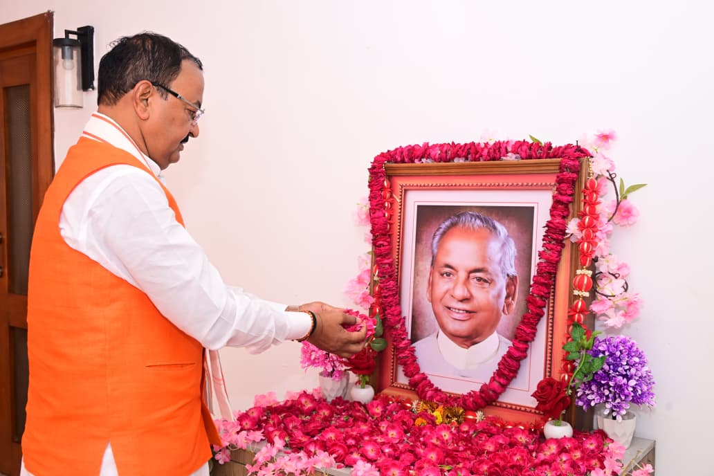 उप मुख्यमंत्री केशव प्रसाद मौर्य ने श्रद्धेय कल्याण सिंह जी की पुण्यतिथि पर उन्हें अर्पित  की विनम्र श्रद्धांजलि