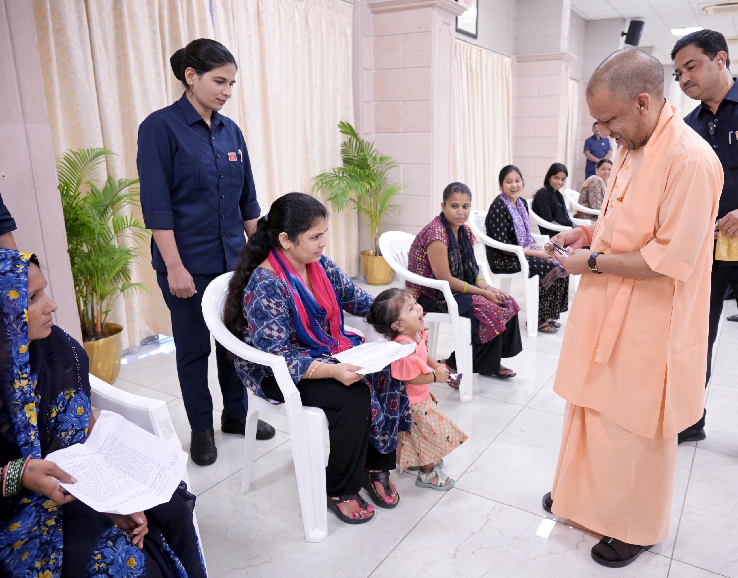 मुख्यमंत्री आवास से तत्काल अस्पताल भेजी गईं पीड़िता, शुरू हुआ इलाज