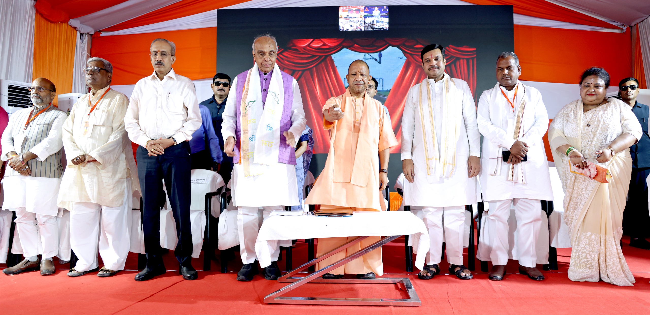 मुख्यमंत्री व रेलमंत्री ने नेपालगंज रोड (रुपईडीहा)-नानपारा-बहराइच रेल खंड और ट्रेन सेवा की शुरुआत की