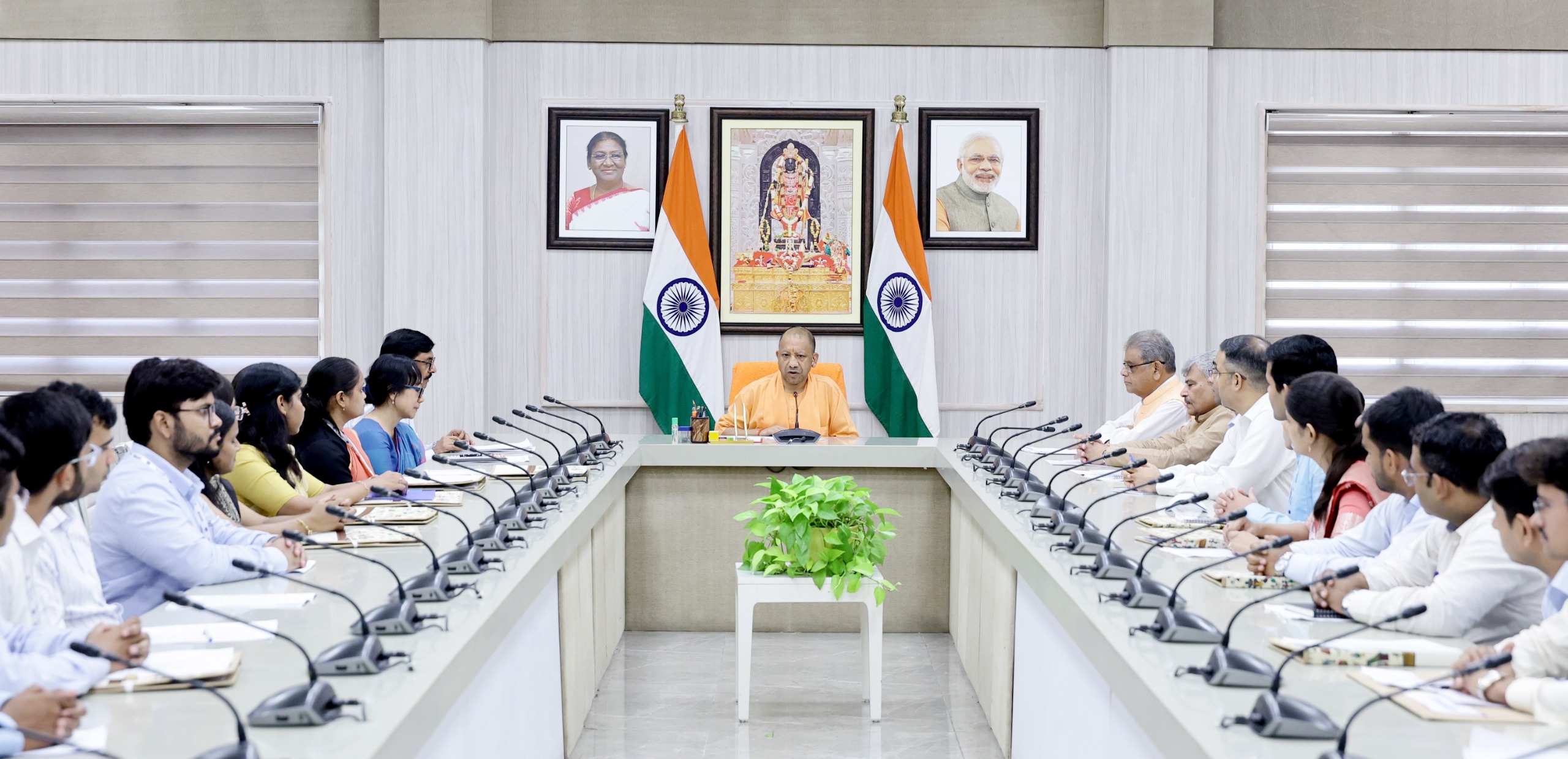मुख्यमंत्री योगी से मिले प्रदूषण नियंत्रण बोर्ड में नवचयनित 40 अधिकारी