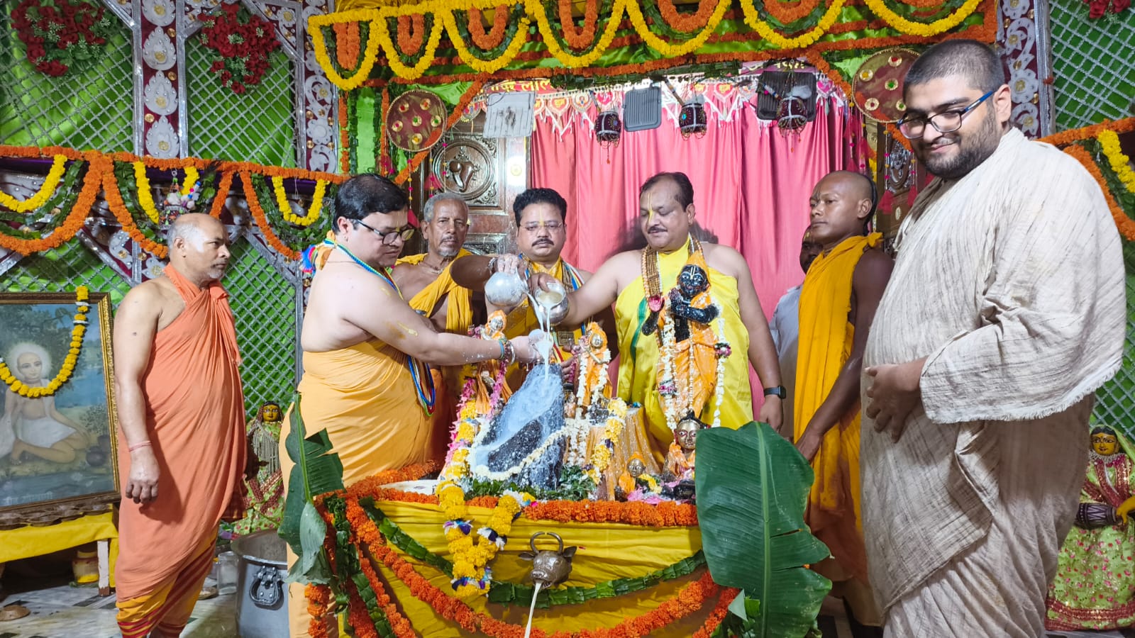 श्रीकृष्ण जन्माष्टमी पर राधा दामोदर मंदिर में गूंजे बधाई के स्वर, पंचामृत से हुआ गिरिराजशिला एवं उत्सव विग्रहों का महाभिषेक