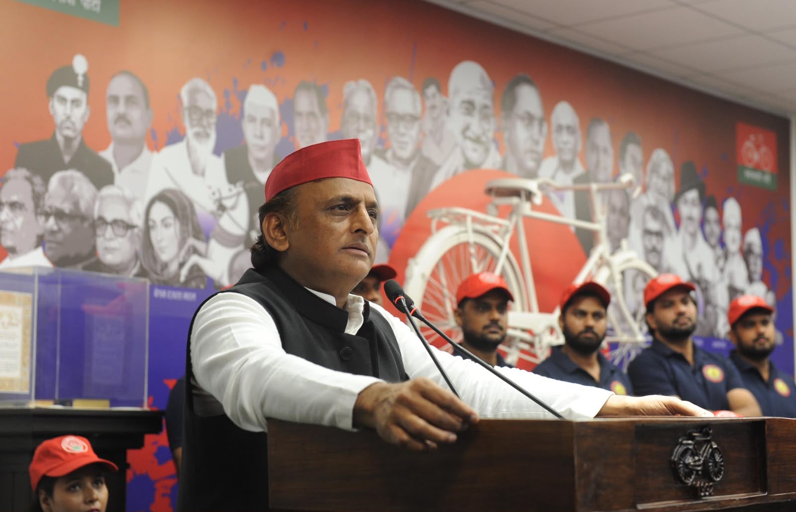 भाजपा की सोच नेगेटिव है यह बहरूपिया है: अखिलेश यादव
