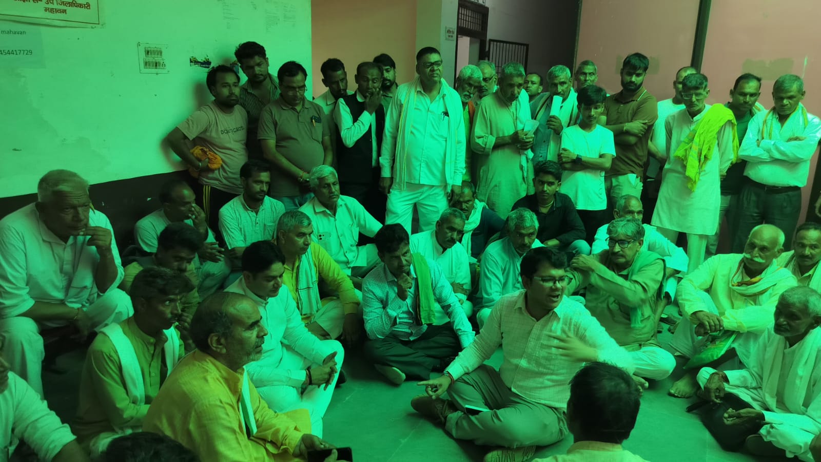 महावन तहसील में धरने पर बैठे किसान नेता, किसान से अभद्रता करने का लगाया आरोप