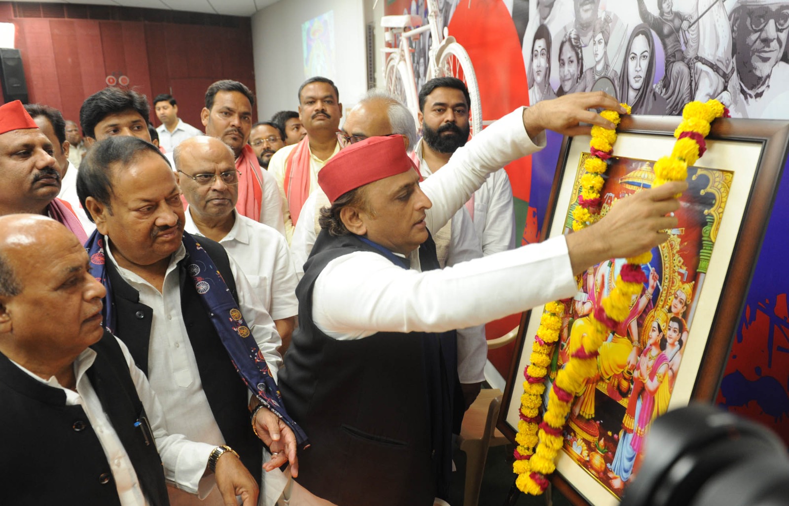 सपा कार्यालय पर मनाई गई विश्वकर्मा जयंती