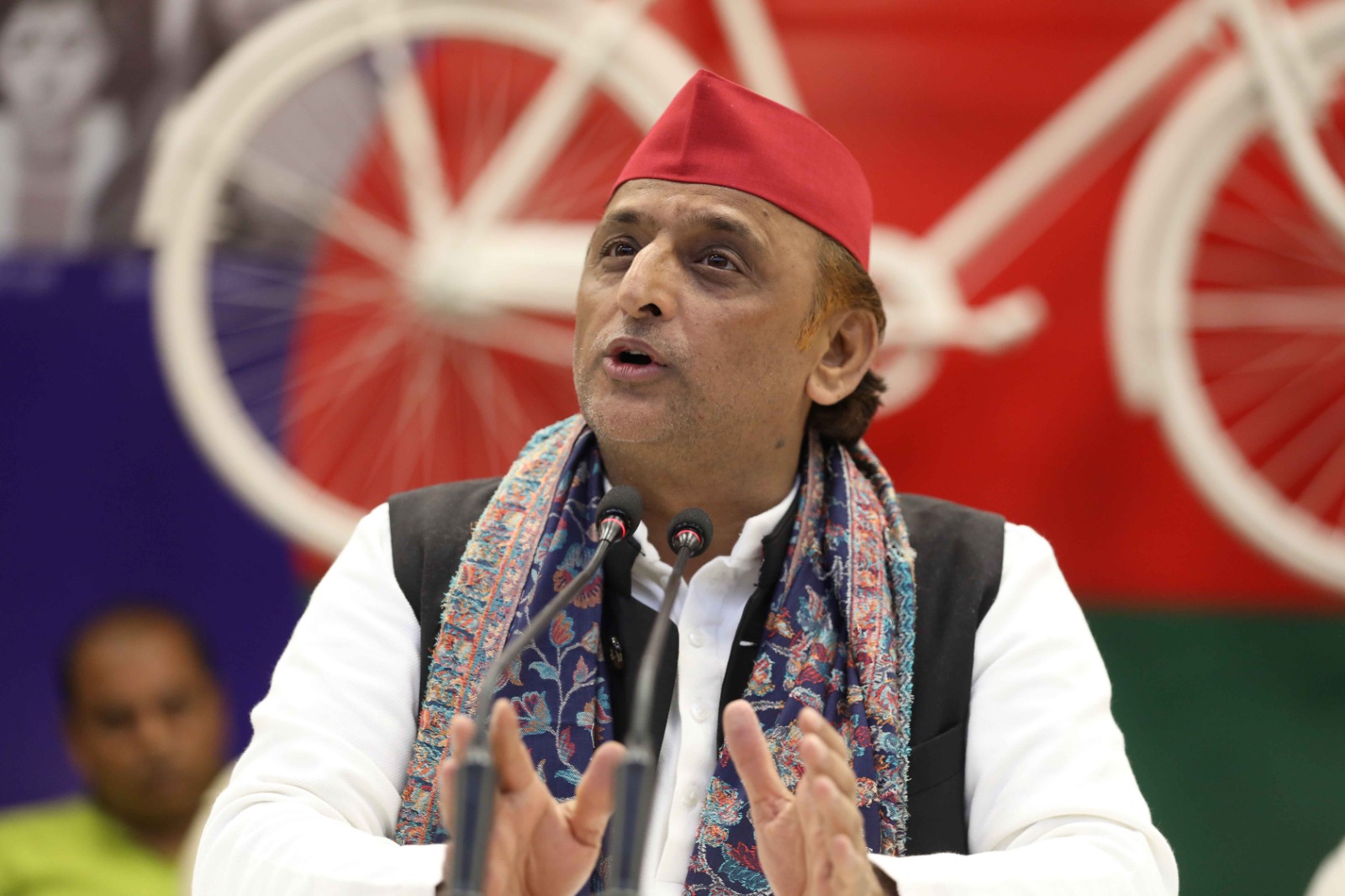 चुनाव आयोग कठपुतली की तरह काम कर रहा है: अखिलेश यादव