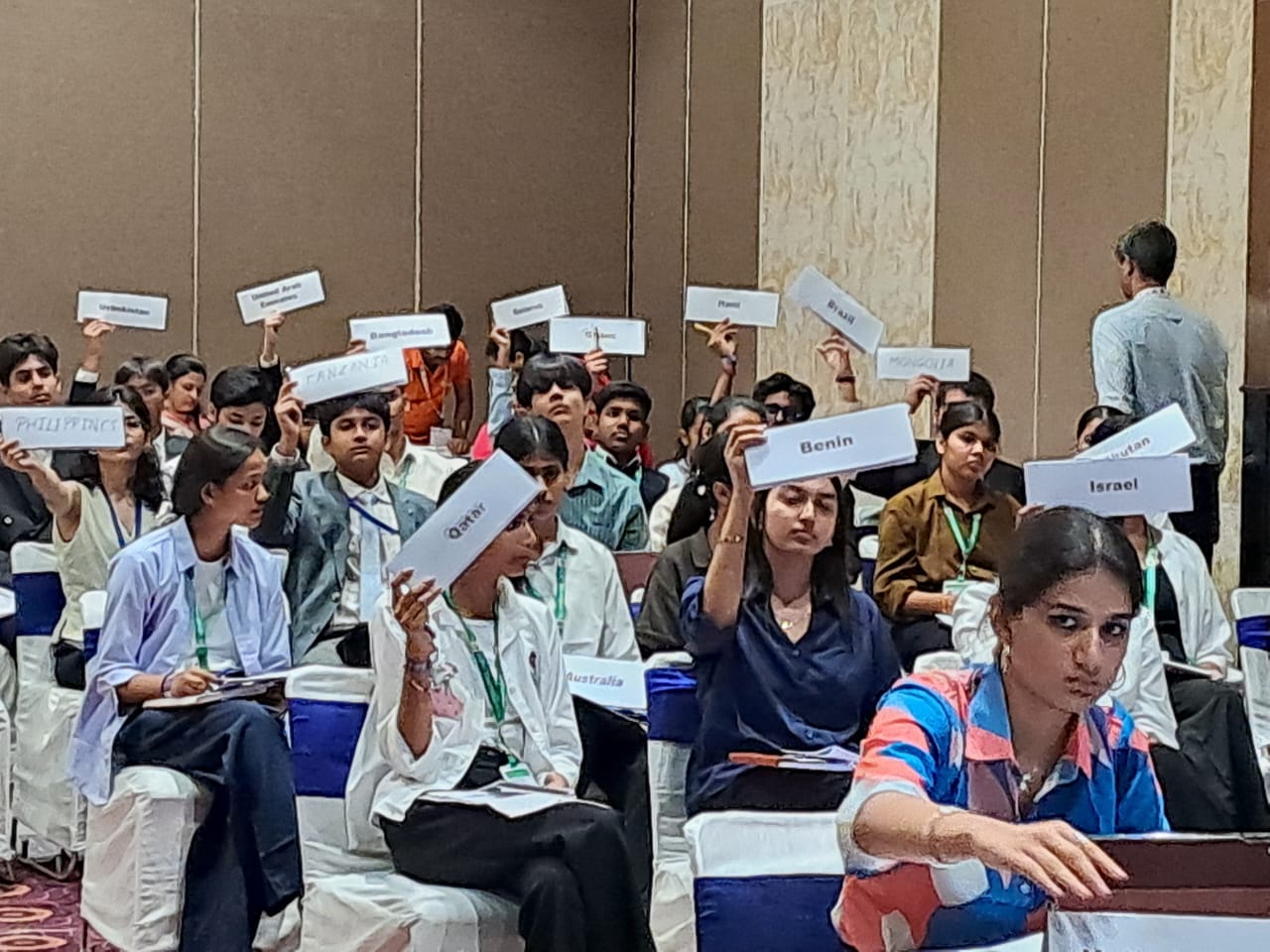 100 से अधिक विद्यार्थियों ने निभाई विभिन्न देशों के प्रतिनिधियों की भूमिका, वैश्विक व्यापार से लेकर एआई तक पर हुआ मंथन