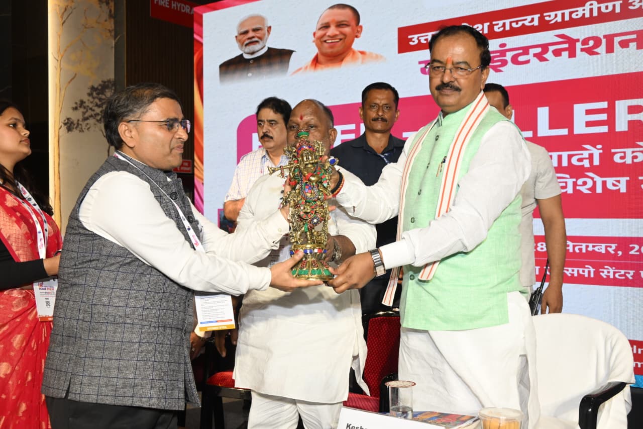 समूह की हर दीदी की आय बढ़ाना और उन्हें आत्मनिर्भर बनाना सरकार का लक्ष्य: केशव प्रसाद मौर्य