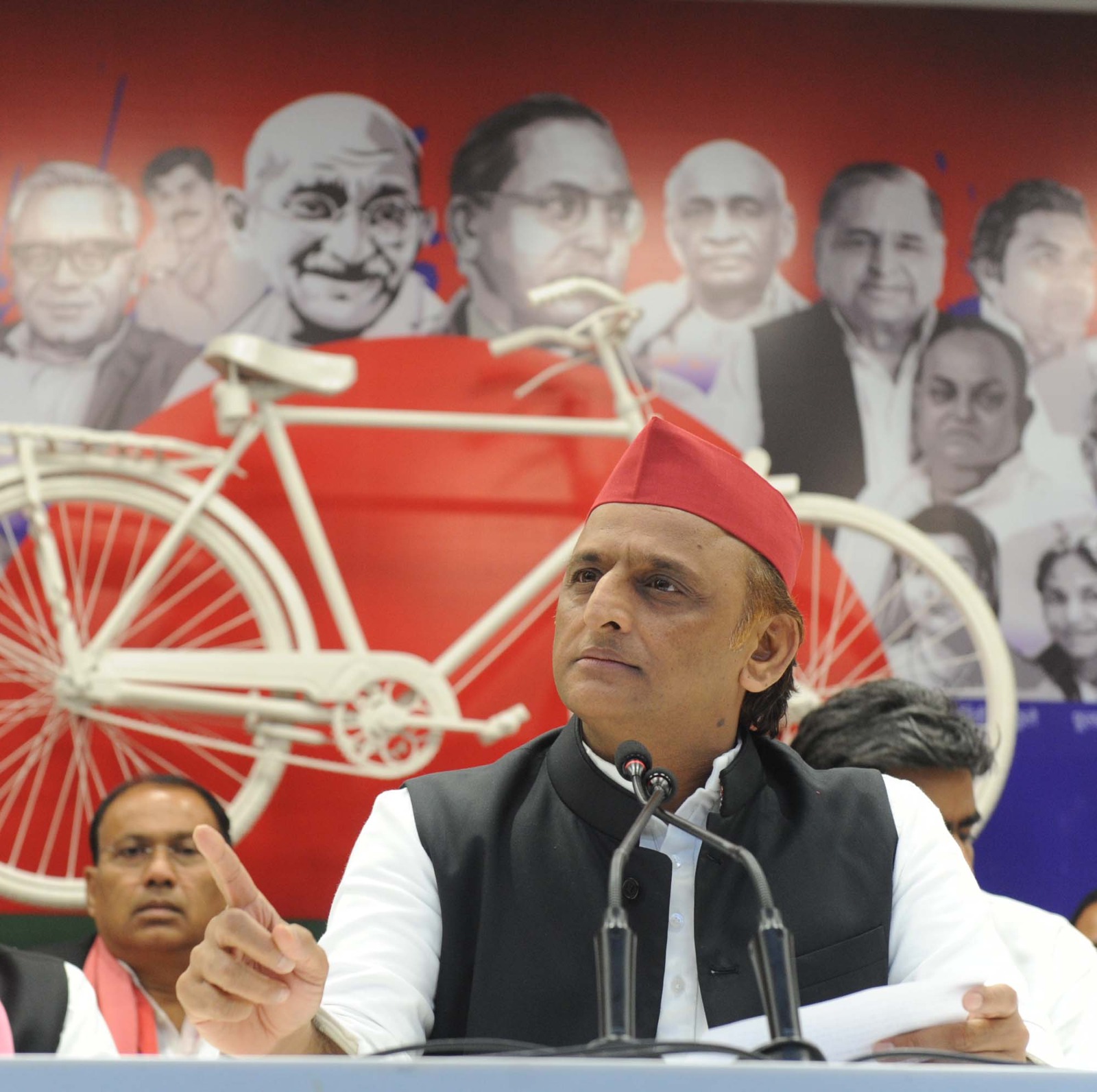 समाजवादी पार्टी की विधान परिषद के शिक्षक एवं स्नातक चुनाव की तैयारी में लेकर पार्टी विधायकों और प्रत्याशियों के साथ बैठक