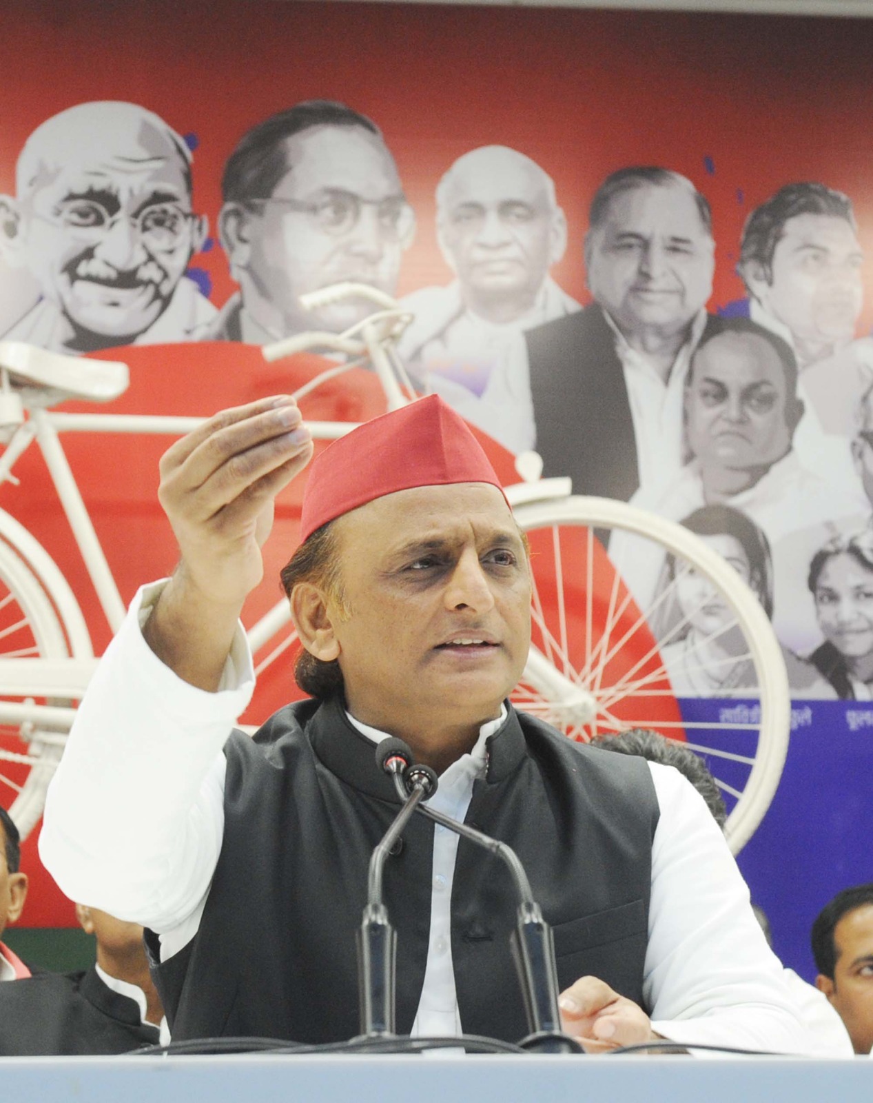 सत्ता के अहंकार में भाजपा सनातन का अपमान कर रही है: अखिलेश यादव