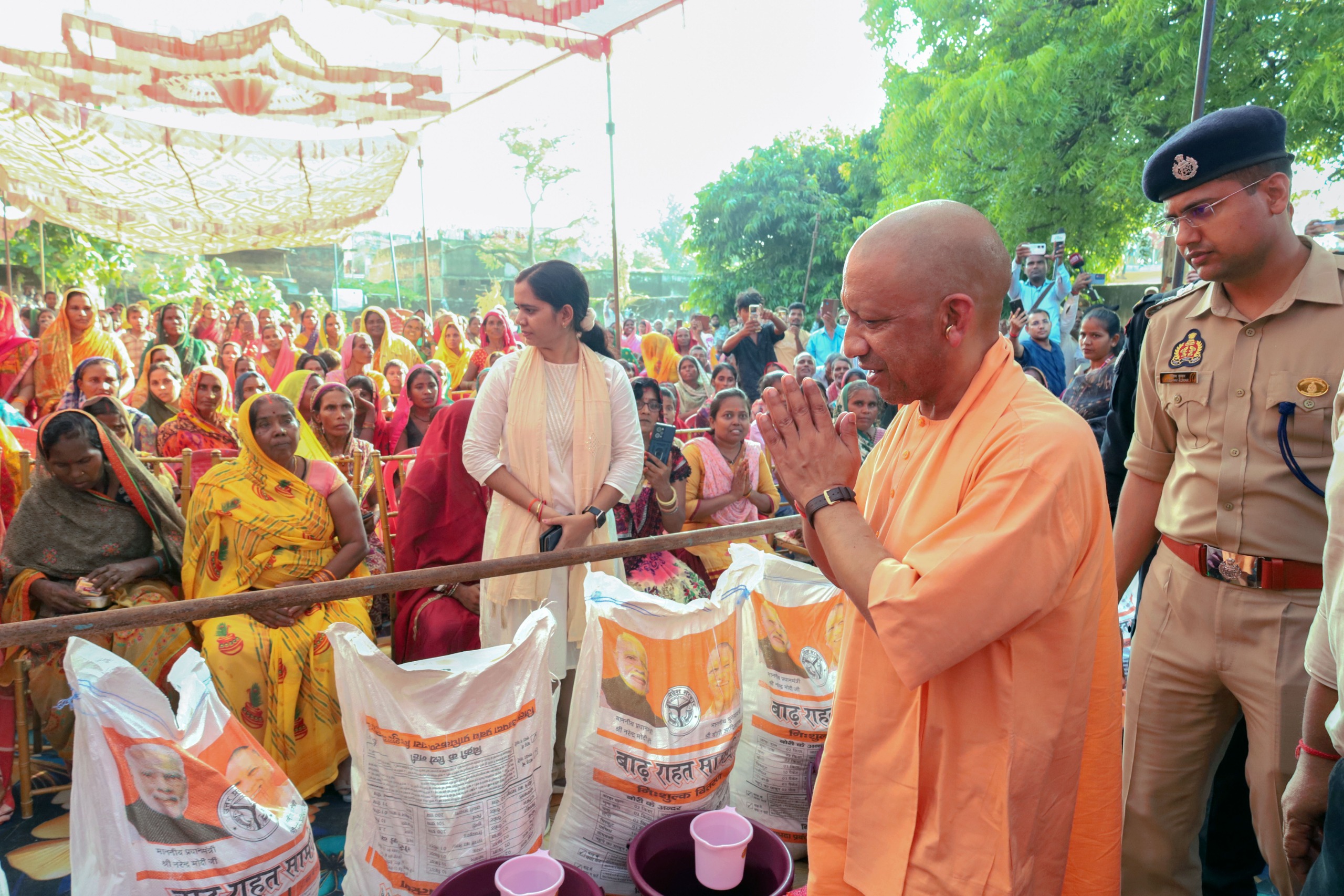 बाढ़ पीड़ितों के बीच पहुंचे मुख्यमंत्री, दुख दर्द साझा कर राहत सामग्री का किया वितरण