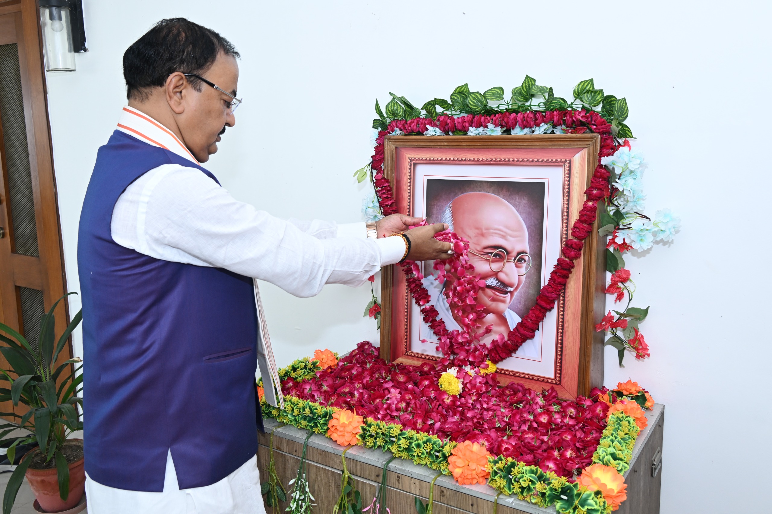 उत्तर प्रदेश के उपमुख्यमंत्री श्री केशव प्रसाद मौर्य  ने गांधी जी‌ और शास्त्री जी को अर्पित की आत्मिक व विनम्र श्रद्धांजलि