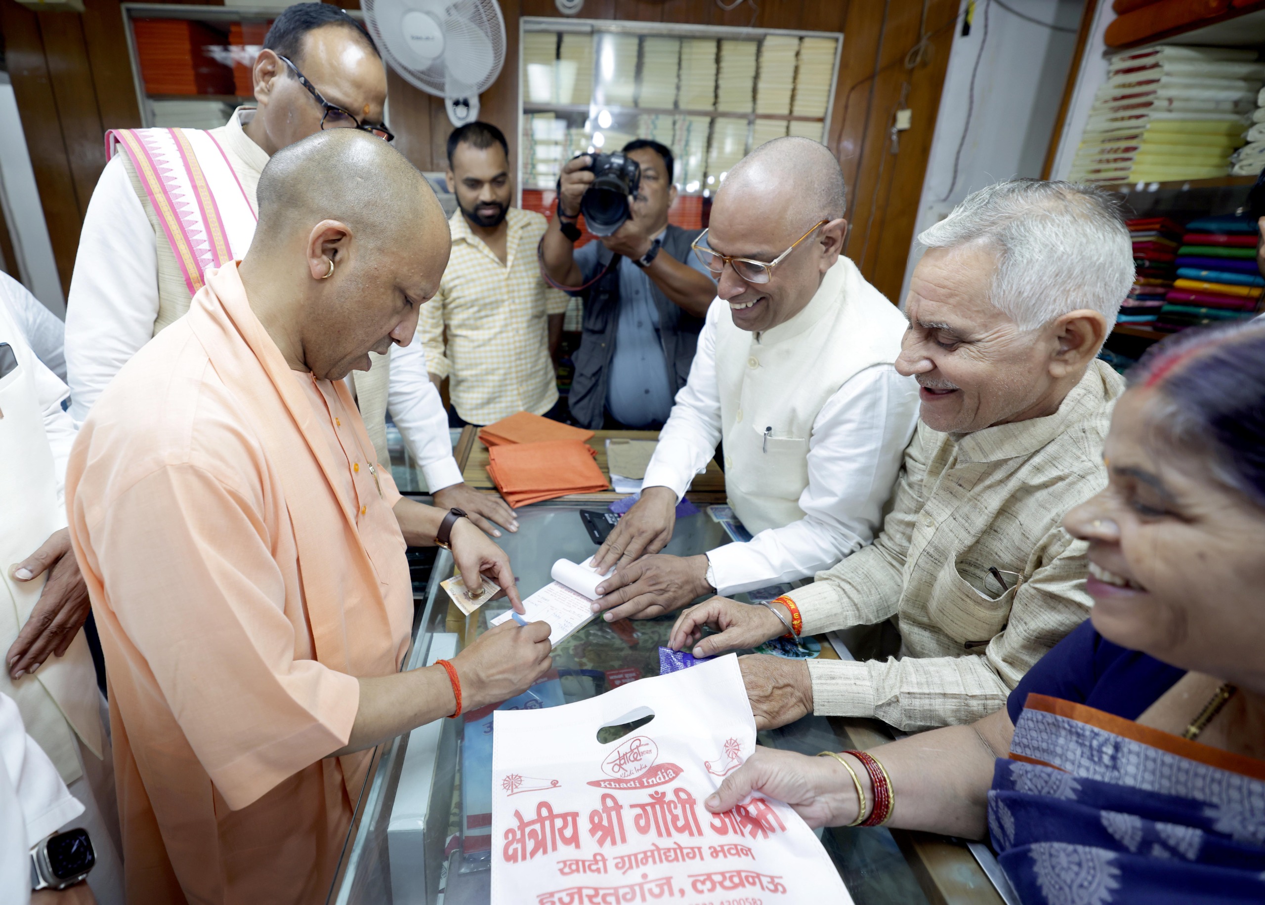 सीएम योगी ने गमछा खरीद कर किया भुगतान, आश्रम में उपलब्ध वस्त्रों-उत्पादों को देखा और जानकारी भी ली