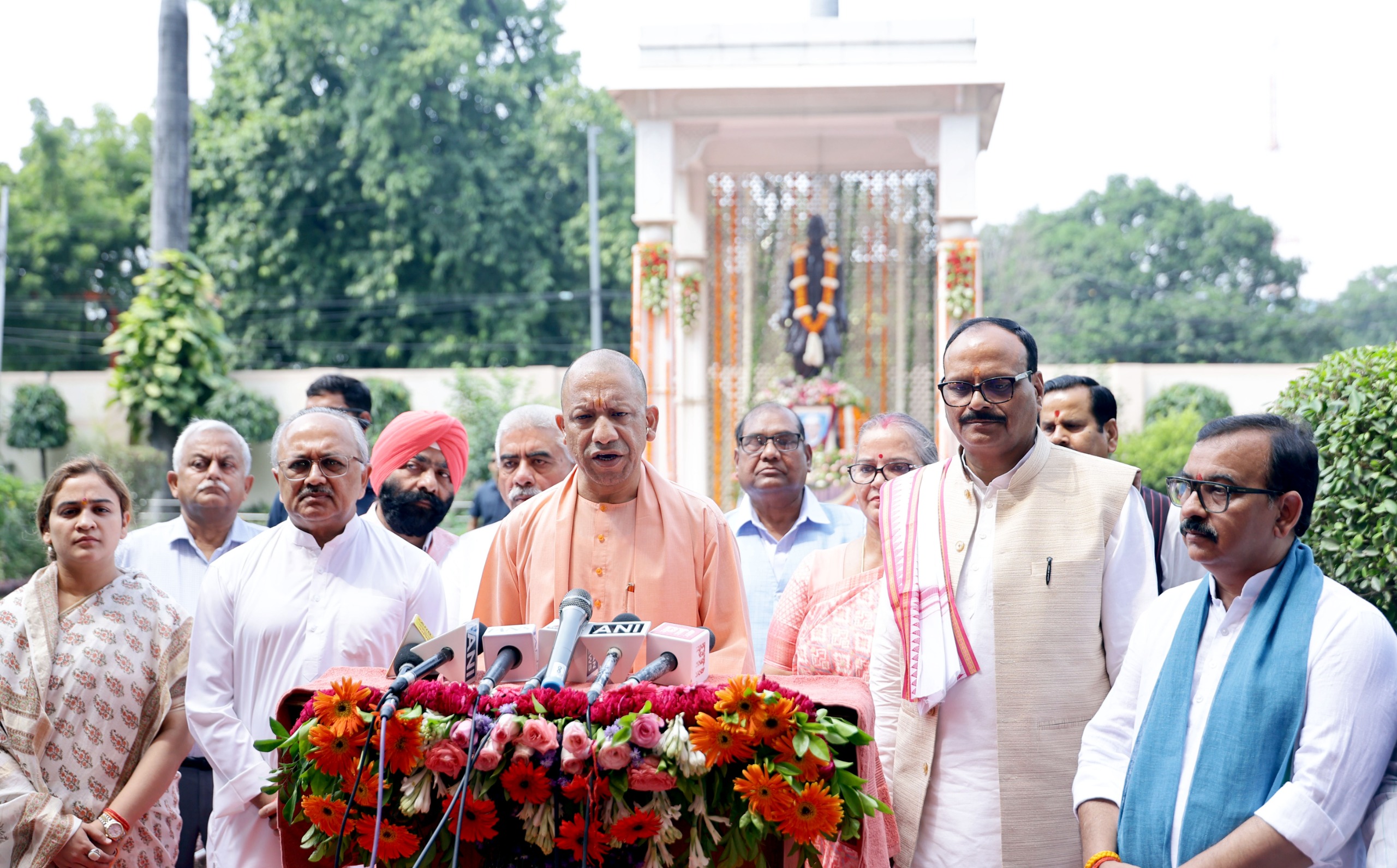 स्वच्छता, स्वदेशी, स्वावलंबन और ग्राम स्वराज के बापू के मंत्र आज भी उतने ही प्रासंगिक: सीएम योगी