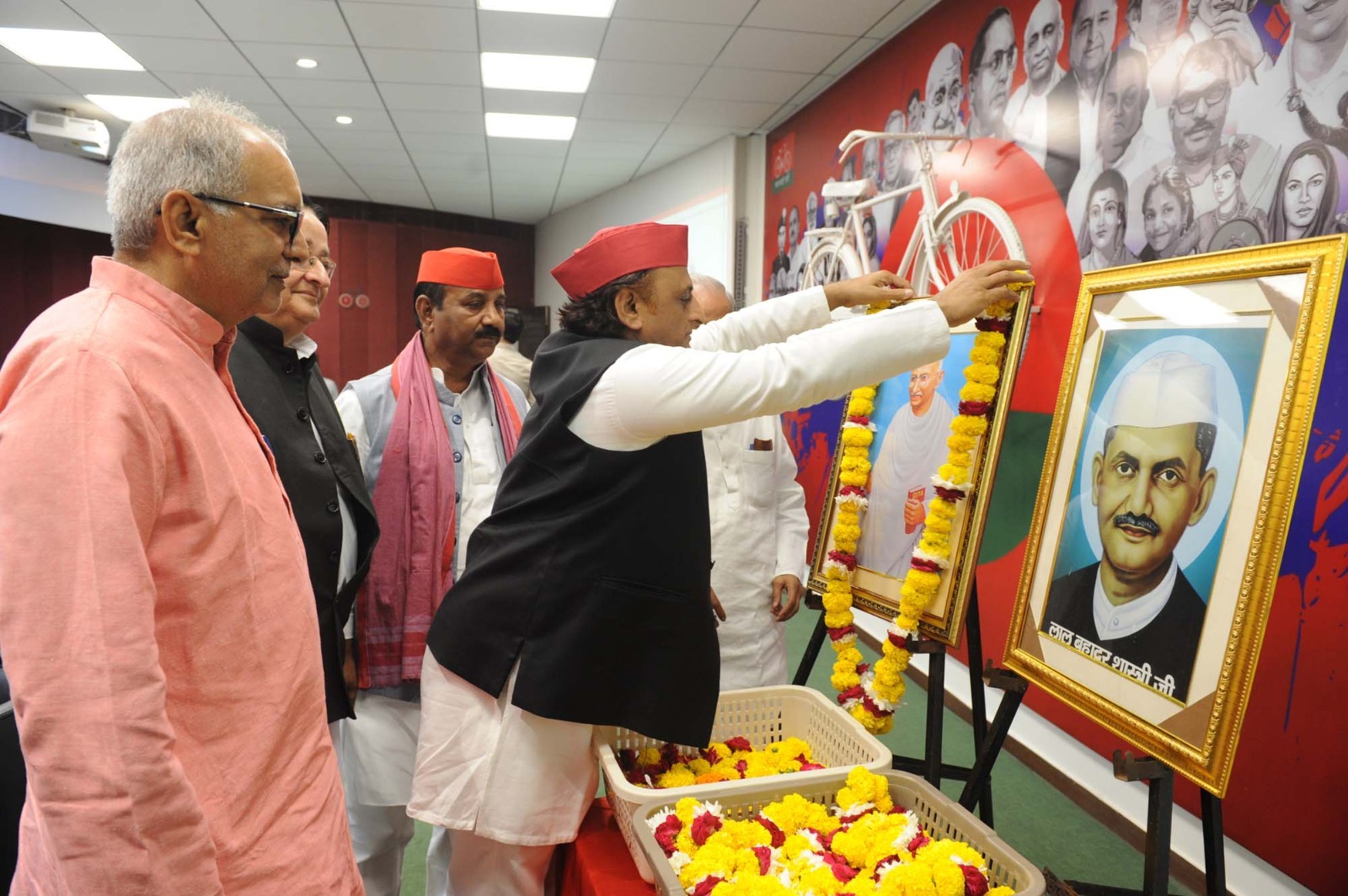 राष्ट्रपिता महात्मा गांधी हमेशा सत्य और अहिंसा के मार्ग पर चले: अखिलेश यादव