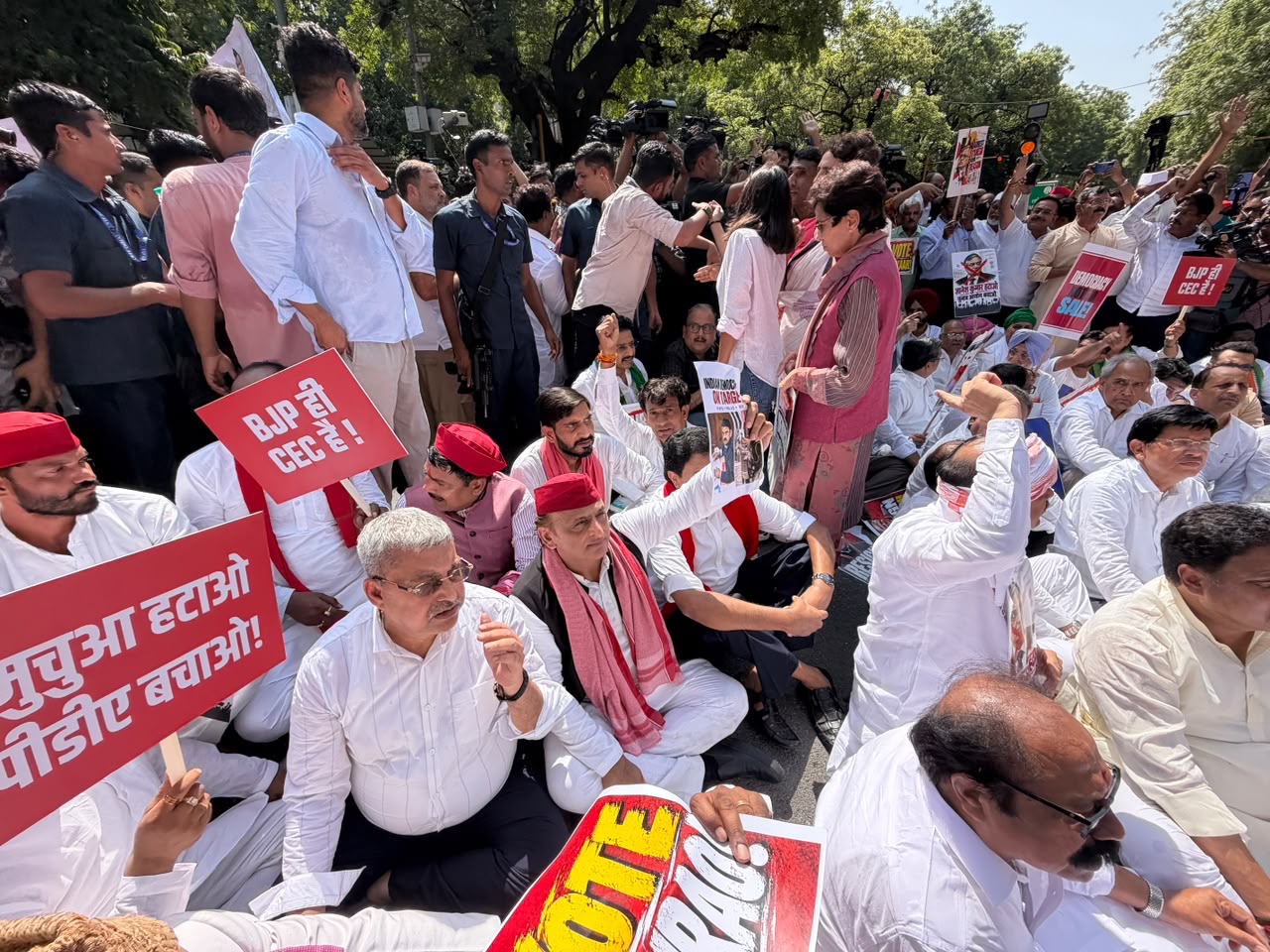 मुख्य चुनाव आयुक्त ज्ञानेश कुमार के खिलाफ समाजवादी पार्टी का प्रदर्शन