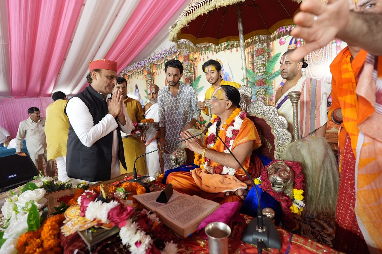 श्री कृष्ण जी ने सिखाया है प्रेम में कोई छोटा बड़ा नहीं होता: अखिलेश यादव