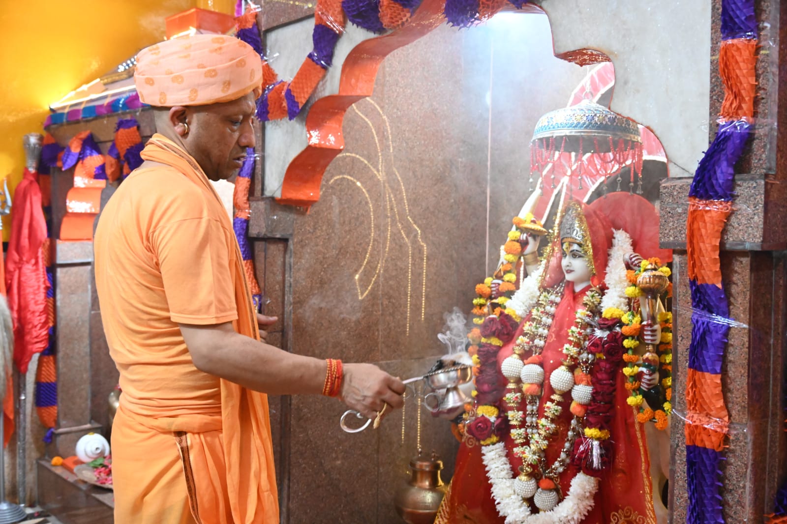 गोरखनाथ मंदिर के शक्तिपीठ में गोरक्षपीठाधीश्वर एवं मुख्यमंत्री योगी आदित्यनाथ ने की कलश स्थापना