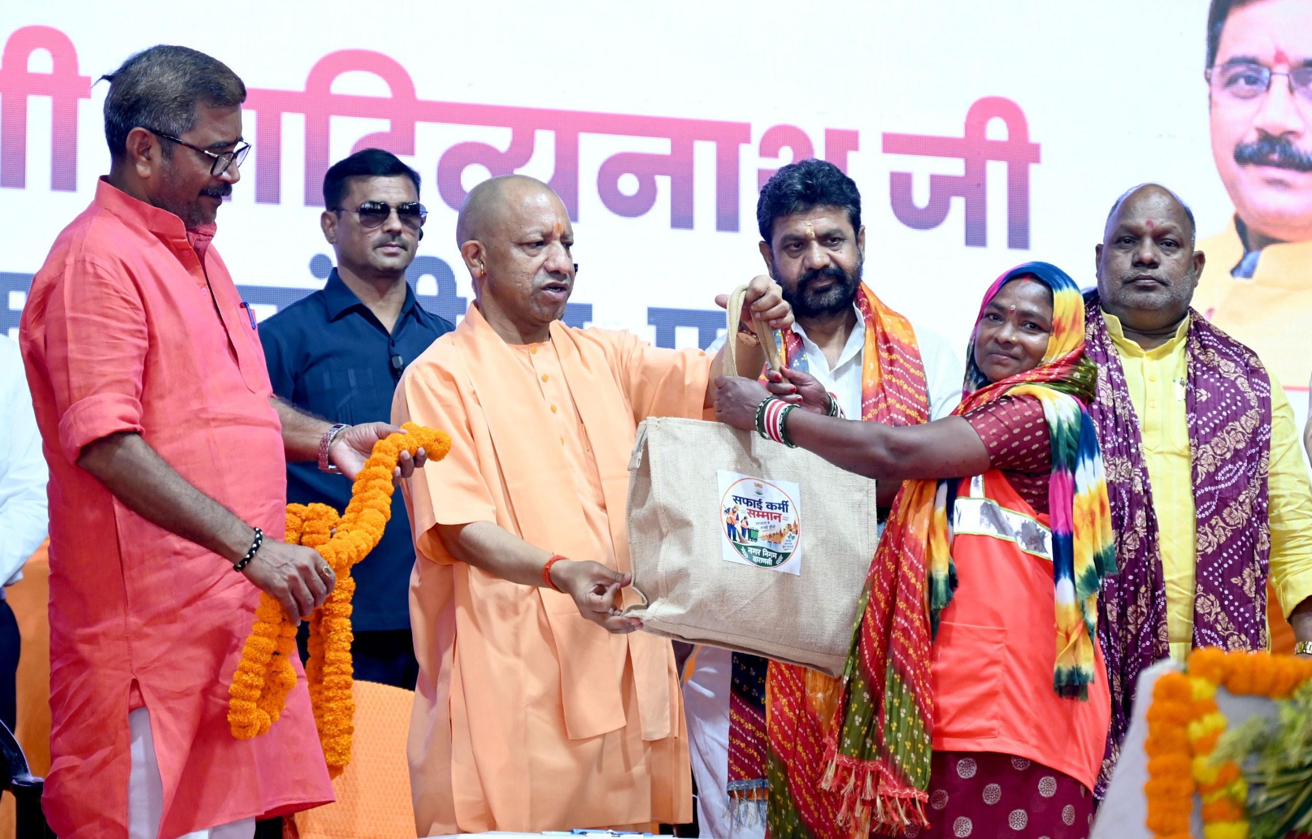 मुख्यमंत्री योगी आदित्यनाथ ने वाराणसी में किया स्वच्छता मित्रों का सम्मान, 10 को मंच से प्रदान किए अंगवस्त्र व उपहार