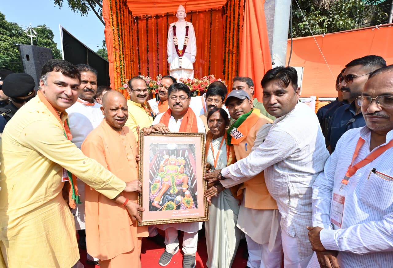 मुख्यमंत्री योगी आदित्यनाथ ने स्वतंत्रता संग्राम सेनानी, संविधान सभा के सदस्य व पूर्व सांसद मसुरियादीन पासी की प्रतिमा का किया अनावरण