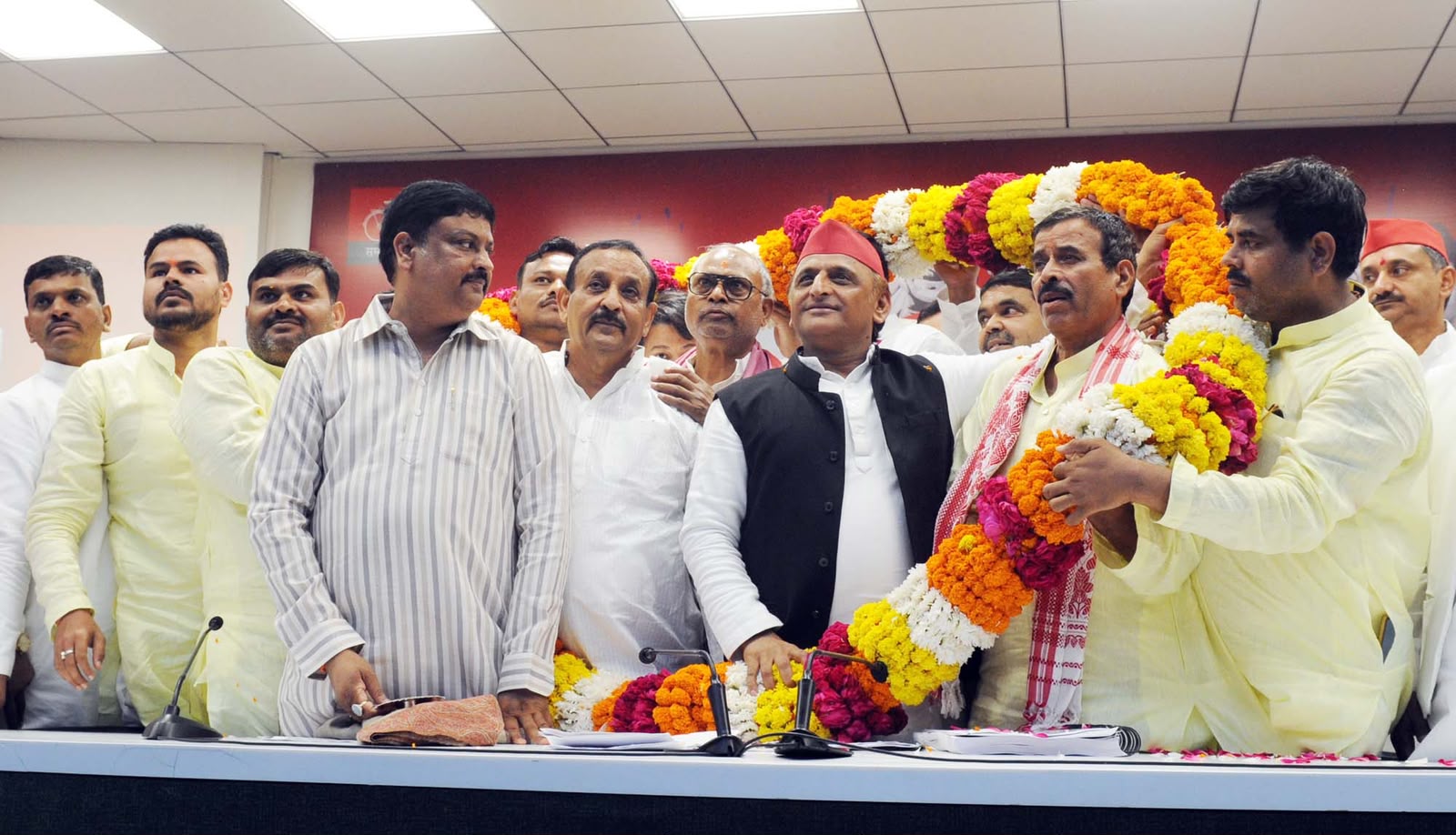 भाजपा के पूर्व विधायक राजीव चन्ना व बसपा के पूर्व विधायक विनय कुरानी ने सैकड़ो समर्थकों के साथ थामा सपा का दामन