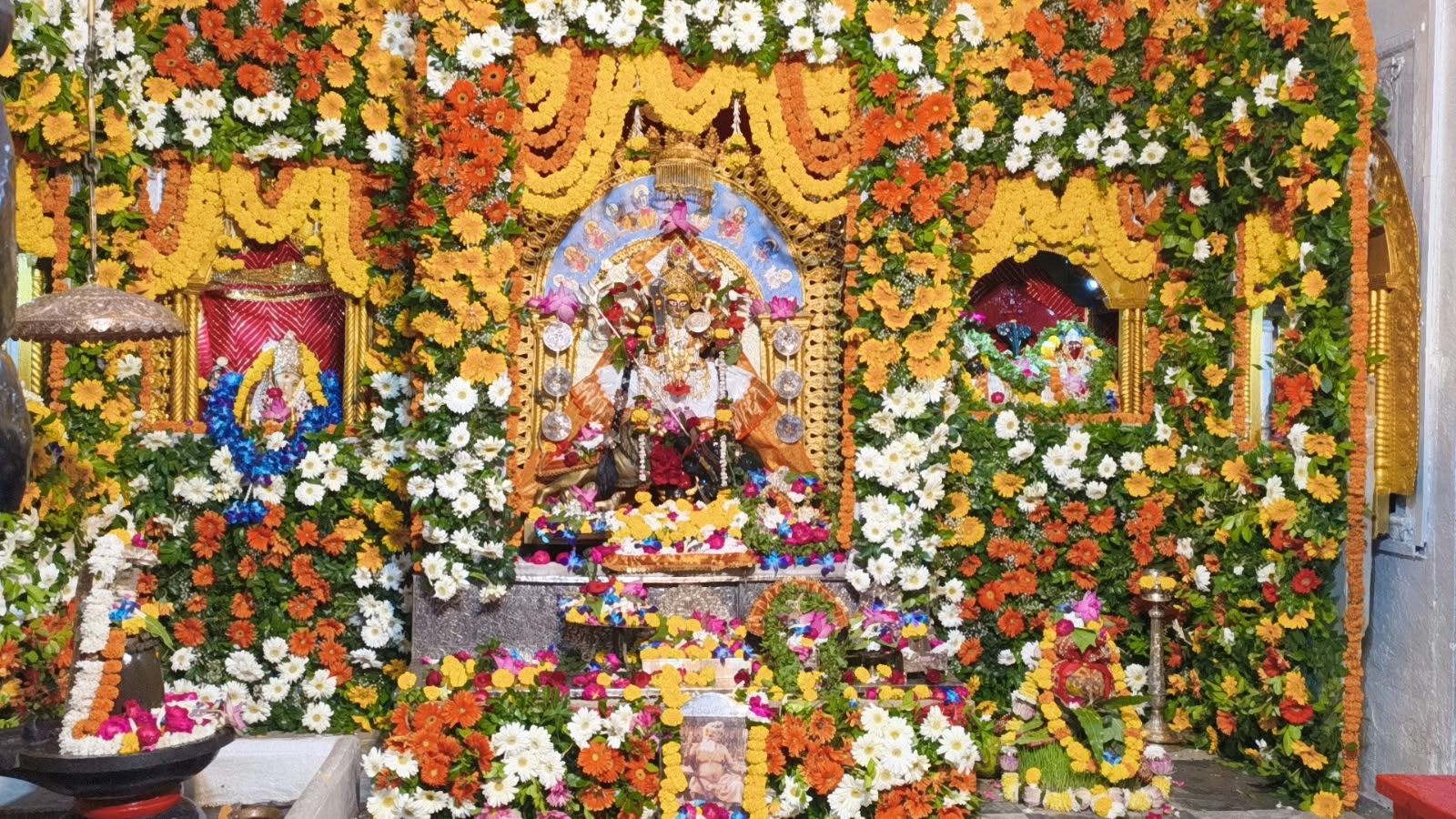 कांजीवरम साड़ी में सजीं मां कात्यायनी, फूल बंगले में भक्तों को दिए दिव्य दर्शन