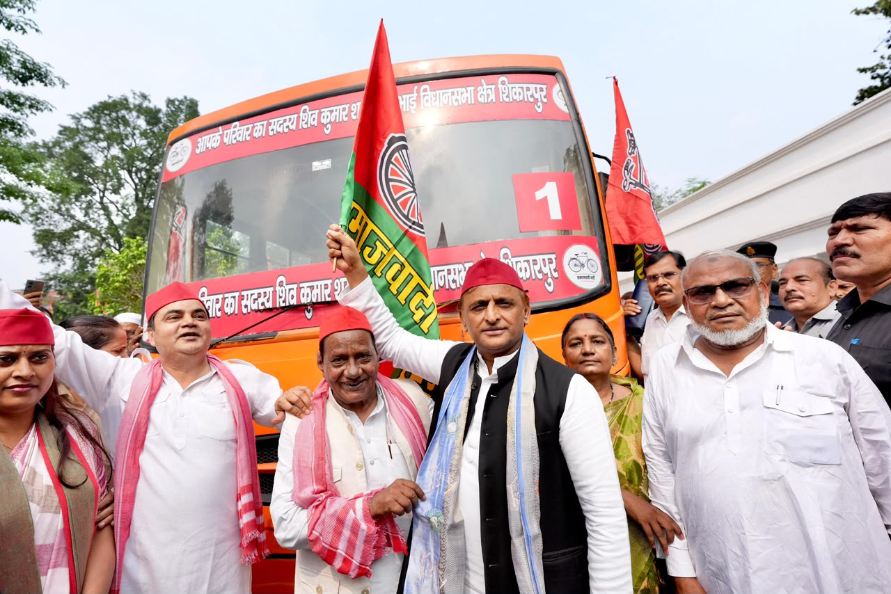 निःशुल्क धार्मिक बस सेवा को अखिलेश यादव ने दिखाई झंडी