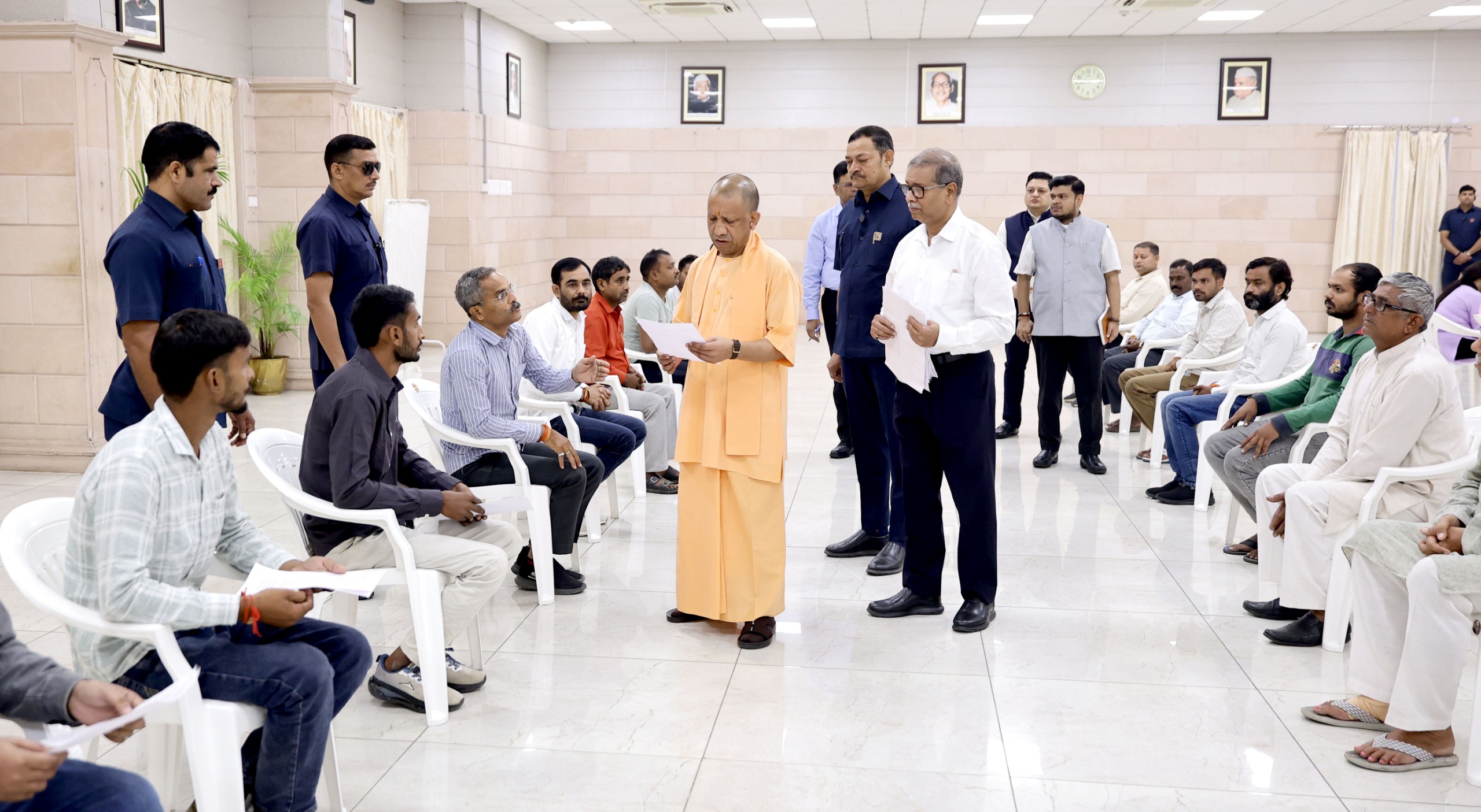मुख्यमंत्री ने अफसरों को दिया निर्देश- संवेदनशील व्यवहार के साथ करें पीड़ितों की सहायता
