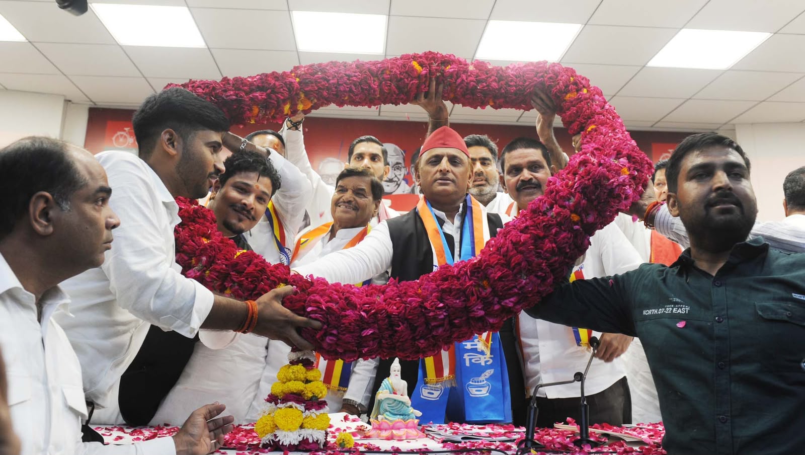पूरब से पश्चिम तक लोग सपा से जुड़ रहे हैं,पीडीए का परिवार बढ़ रहा है: अखिलेश यादव