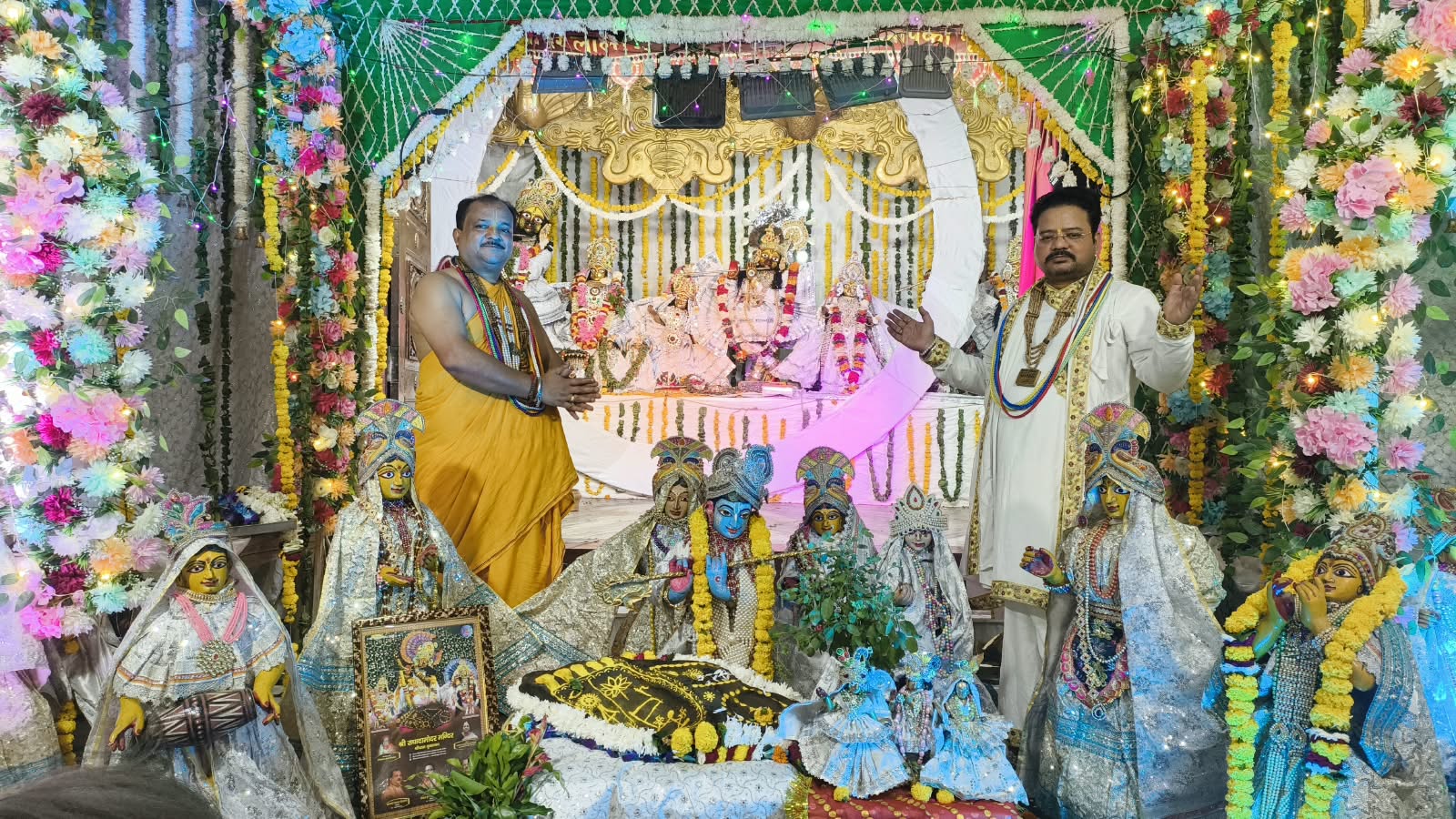 शरद पूर्णिमा पर ठाकुर जी को अर्पित किया खीर और श्वेत व्यंजनों का भोग, कार्तिक मास में होंगे विशेष धार्मिक आयोजन