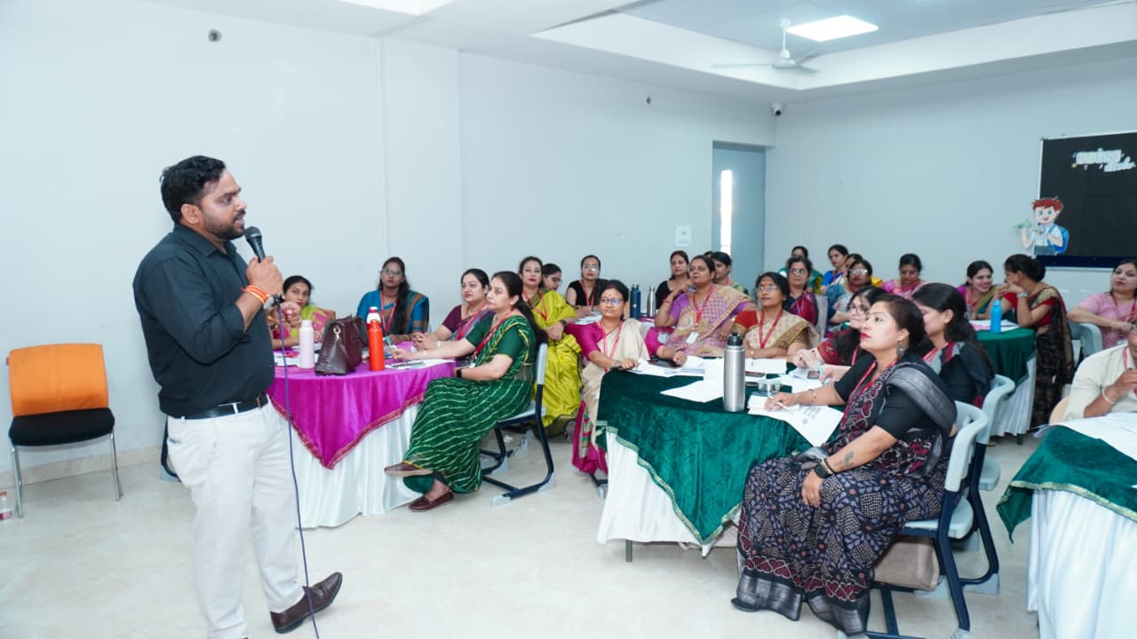 आरआईएस के शिक्षक-शिक्षिकाओं को बताए साइबर सुरक्षा के उपाय, छात्र-छात्राओं के मानसिक स्वास्थ्य को तरोताजा रखने के दिए गुर