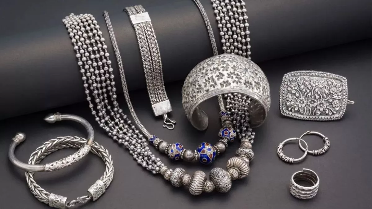 चांदी ₹2,951 बढ़कर ₹1.37 लाख के ऑलटाइम हाई पर