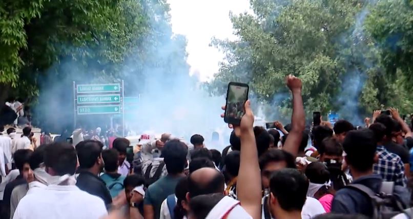 CJP प्रोटेस्ट के प्रदर्शनकारियों को पुलिस ने दौड़ाकर पीटा, कई लहूलुहान