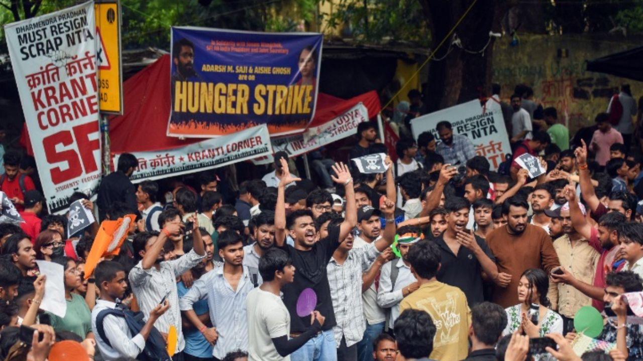 सरकार बोली-कॉकरोच पार्टी को 4 बार बातचीत के लिए बुलाया, CJP ने कहा- बात करनी है तो सरकार जंतर-मंतर आए