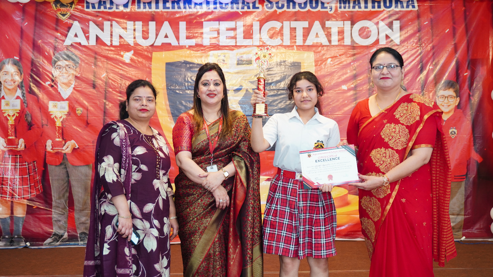 राजीव इंटरनेशनल स्कूल के मेधावी छात्र-छात्राएं सम्मानित