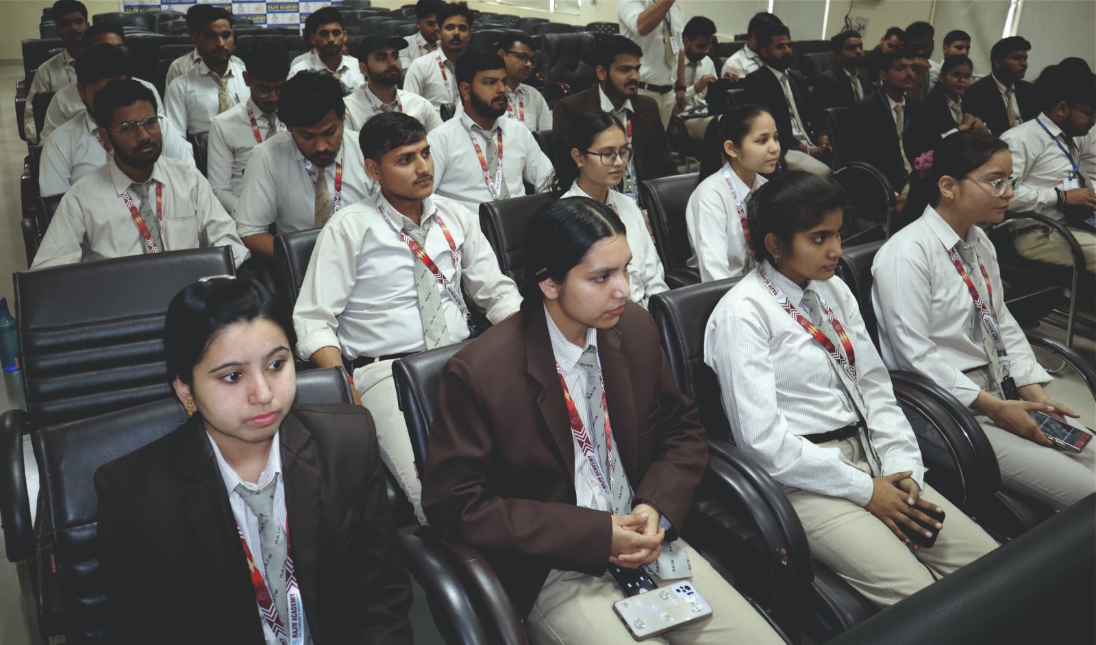 राजीव एकेडमी के छात्र-छात्राओं को दी साइबर सुरक्षा की जानकारी