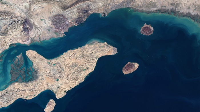 ईरान ने होर्मुज स्ट्रेट खोला, कमर्शियल जहाज गुजर सकेंगे