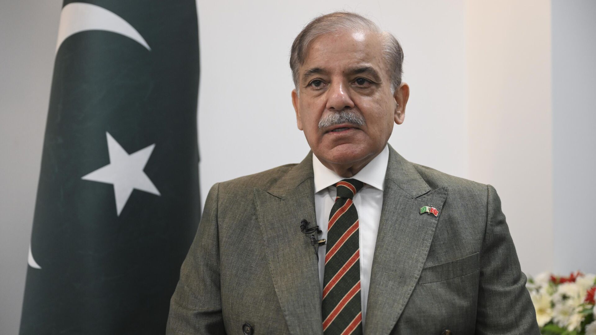 कर्ज मांगने में अब शर्म आती है, दूसरे देशों के सामने हमारा सिर झुका रहता है: पाकिस्तानी PM शहबाज