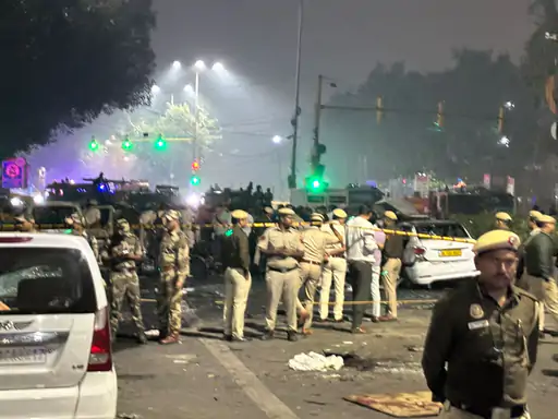 दिल्ली में लाल किले के पास चलती कार में धमाका, 10 की मौत, 24 घायल