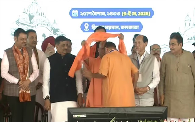 सीएम योगी ने बंगाल के नए मुख्यमंत्री को भगवा अंगवस्त्र पहनाया